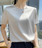 Blusa Feminina Básica Manga Curta Seda Artificial em design minimalista e elegante, perfeita para ocasiões formais e casuais.
